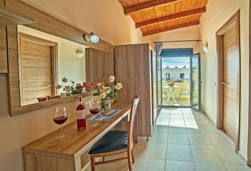 Трехместный Номер Стандарт Вид на Бассейн, Blue Aegean Hotel & Suites