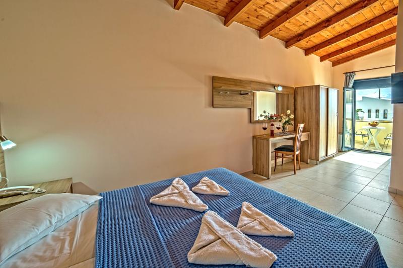 Полулюкс, Blue Aegean Hotel & Suites