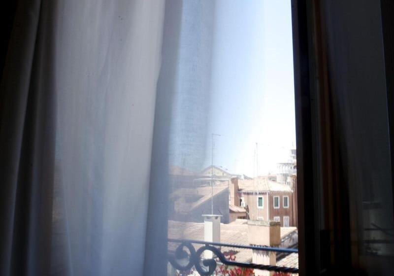 اتاق کلاسیک, Al Codega