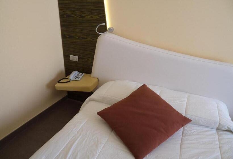 带2个双人床的标准工作室, Ibis Styles Catania Acireale
