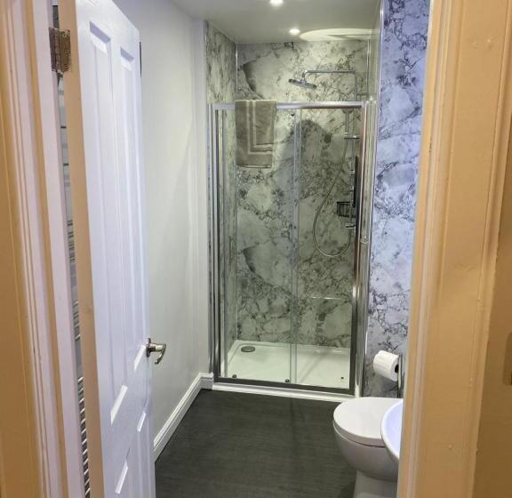 Семейный Номер, Adrian S Guest House
