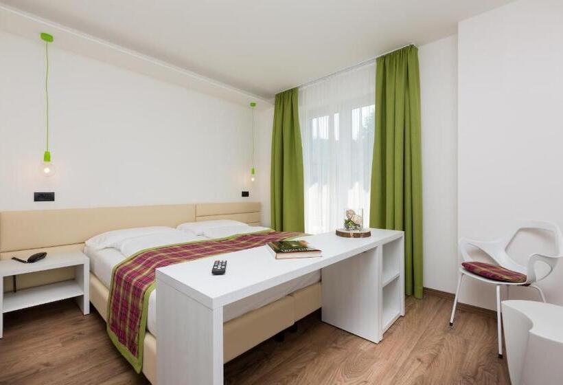 Номер Стандарт Вид на Бассейн, Brione Green Resort