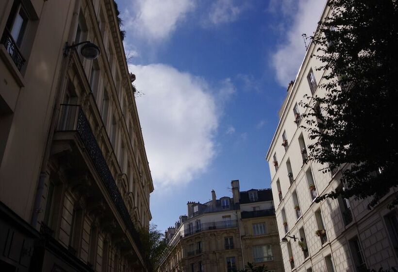 اتاق استاندارد سه نفره, District Republique
