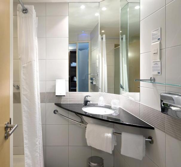 Номер Superior с Видом, Holiday Inn Express Marseille Saint Charles, An Ihg