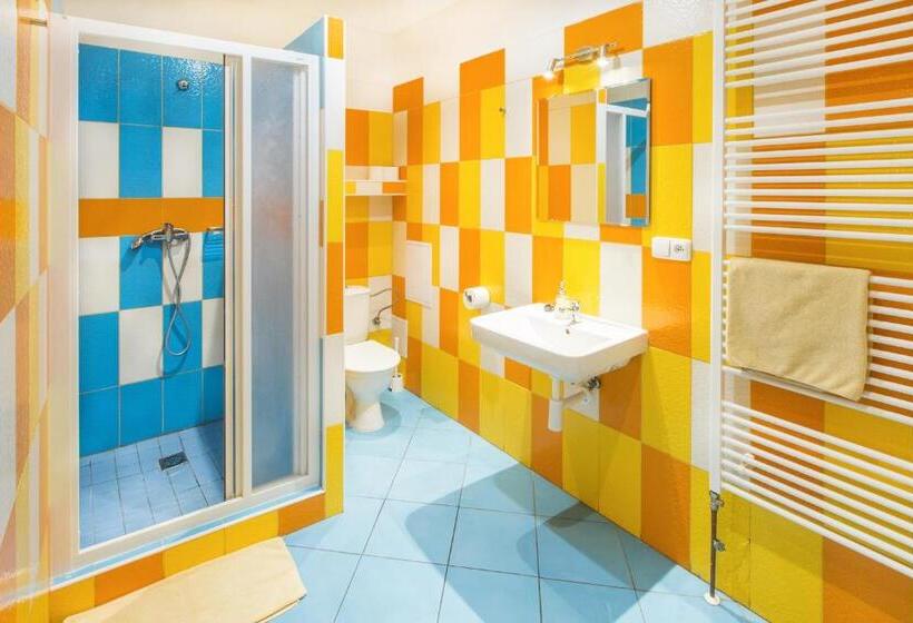 اتاق پنج‌تخته استاندارد, Hostel Downtown