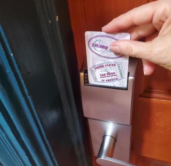 اتاق استاندارد چهارنفره با سرویس بهداشتی مشترک, Gaslamp Hostel