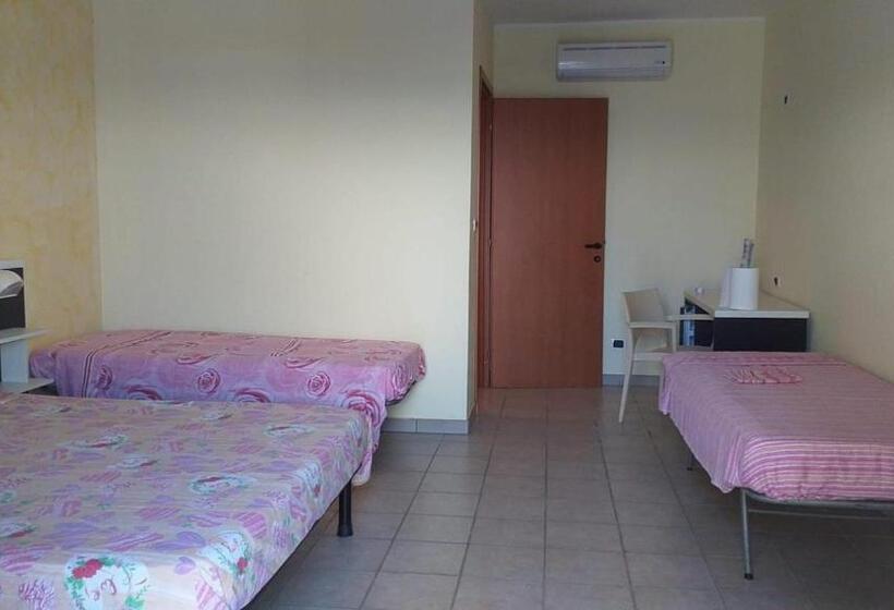 スタンダード４人部屋, Room In Bb   Quadruple Room In Pineto   A Few Meters From The Sea