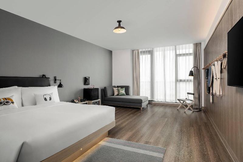 اتاق استاندارد با تخت بزرگ, Moxy Shanghai Hongqiao Necc