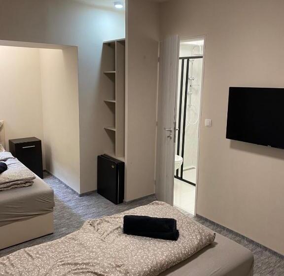 Апартаменты 1 Спальня Нижний Этаж, Kinizsi Udvar Apartmanház