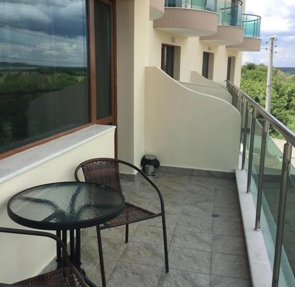 Apartamento 1 Dormitório com Terraço, къща за гости емона,обзор