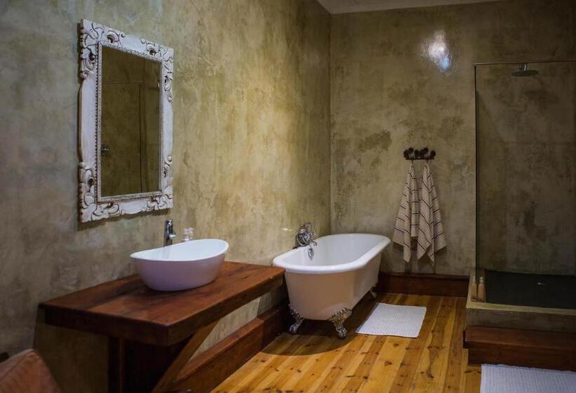 Номер Стандарт Вид на Бассейн, Three Birds Country House