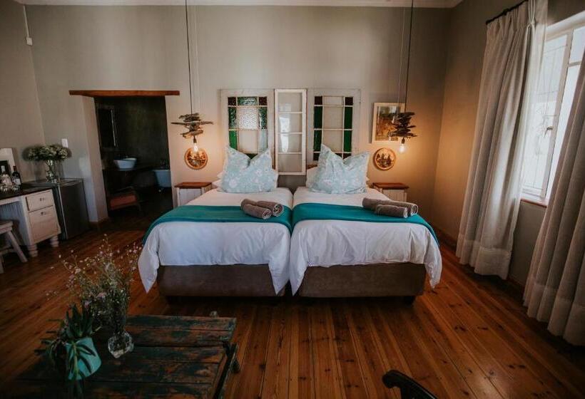 Номер Стандарт Вид на Бассейн, Three Birds Country House