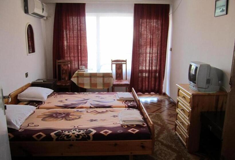 חדר סטנדרט לארבעה, Central Guesthouse