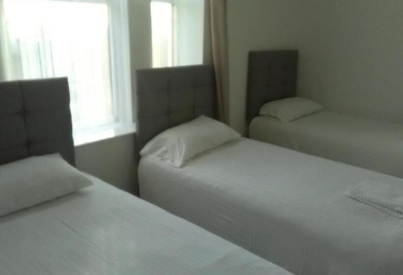 Quarto Triplo Clássico, Clifton Hotel & Bar Newcastle