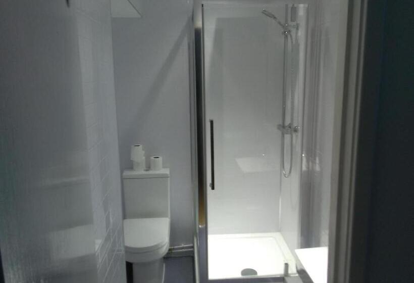 Quarto Quádruplo Estandar, Clifton Hotel & Bar Newcastle