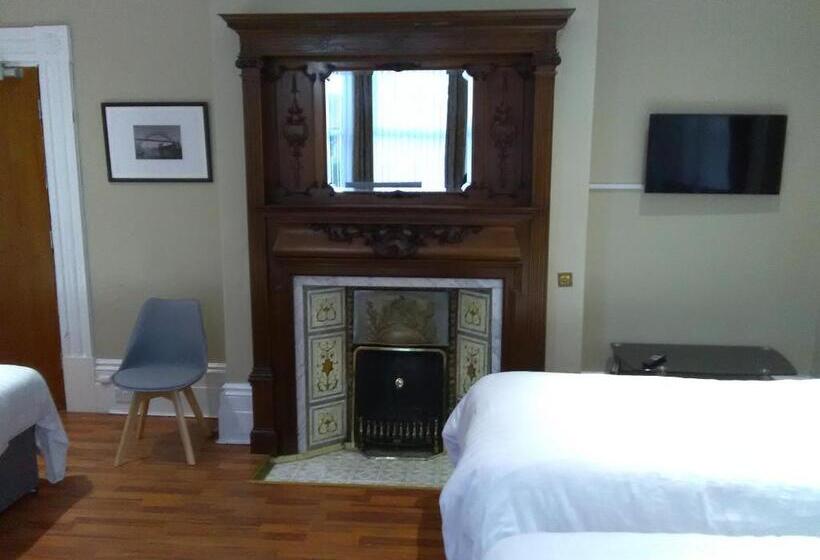 Quarto Familiar, Clifton Hotel & Bar Newcastle