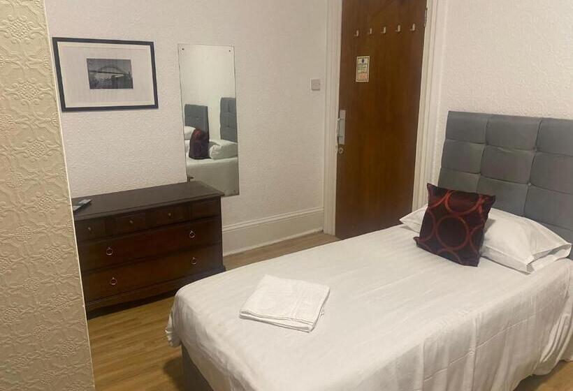 Quarto Familiar, Clifton Hotel & Bar Newcastle
