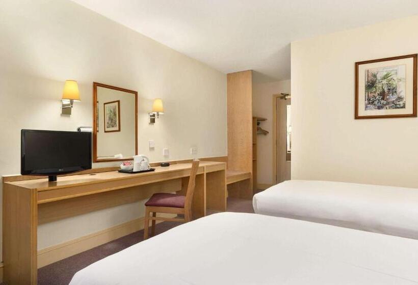 Номер Стандарт Адаптированный для Инвалидов, Days Inn By Wyndham Sevenoaks Clacket Lane