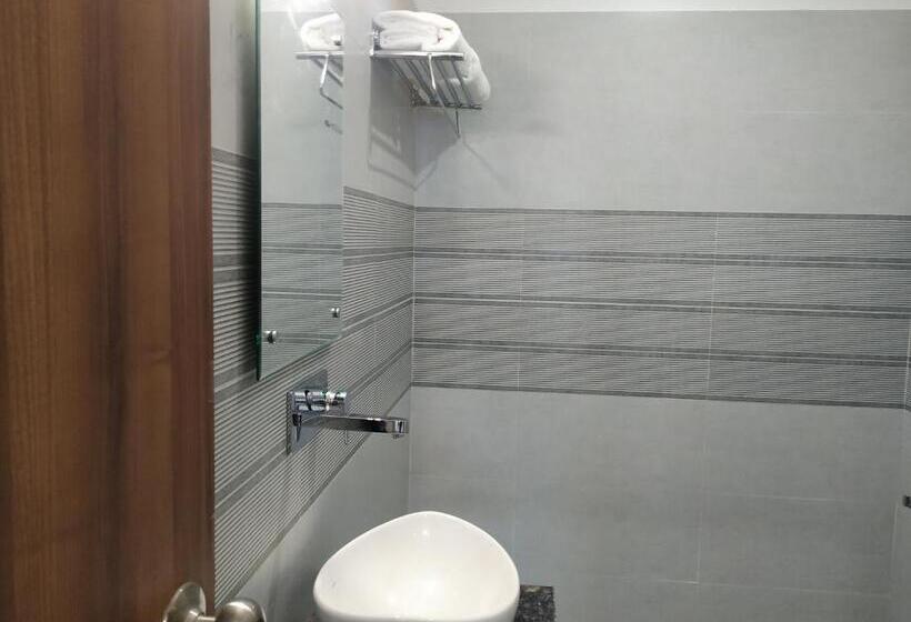 اتاق استاندارد با تخت بزرگ, Global Inn Gold Lucknow