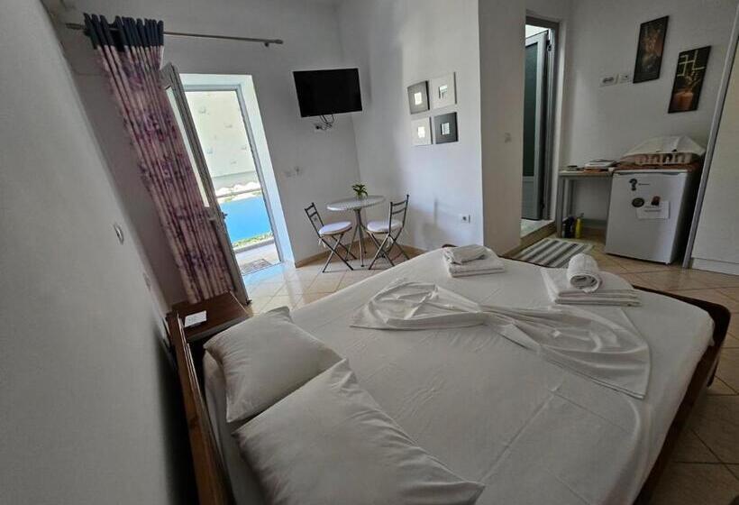 Трехместный Номер Стандарт с Балконом, Garden Holiday Studios