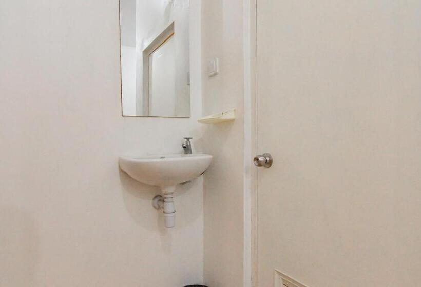 Номер Стандарт, Reddoorz Near Prujakan Station Cirebon