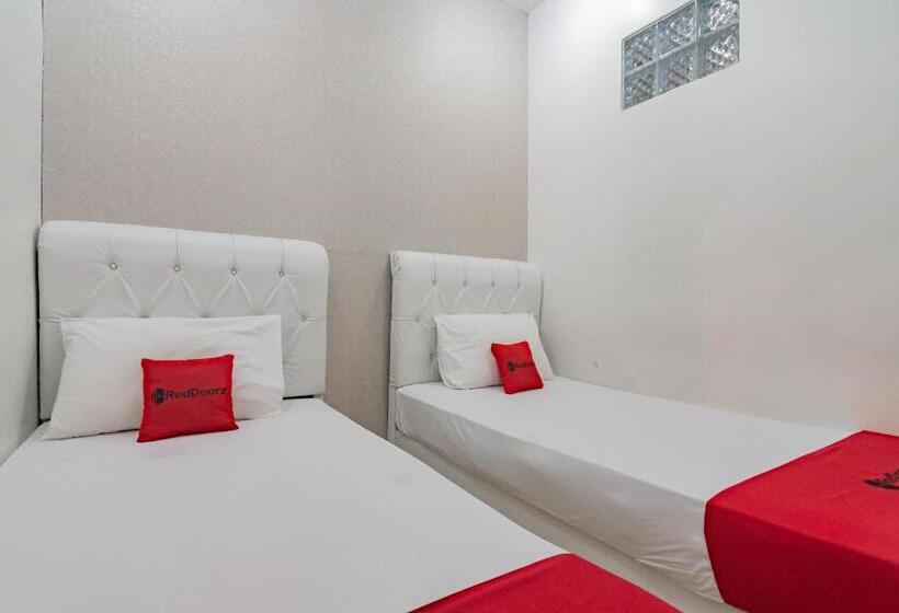 Номер Стандарт, Reddoorz Near Prujakan Station Cirebon