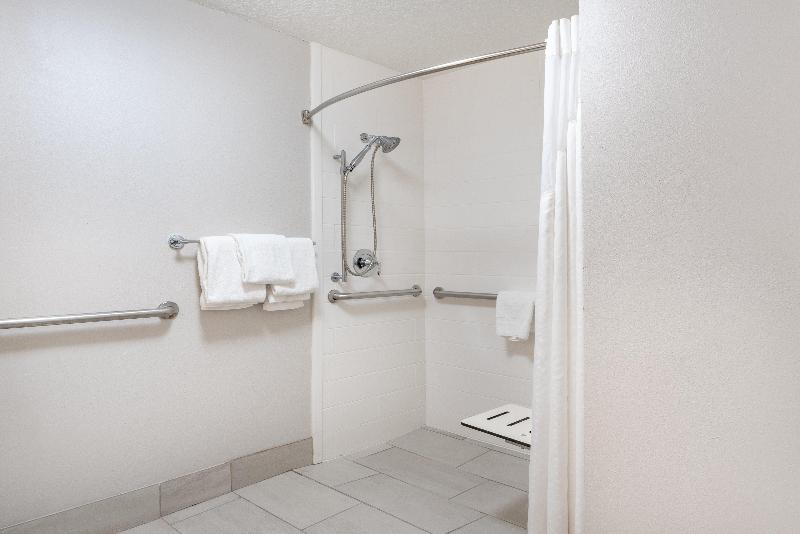 Номер Стандарт Кровать Кинг Адаптированный для Инвалидов, Holiday Inn Express Hotel & Suites Albuquerque   North Balloon Fiesta Park, An Ihg
