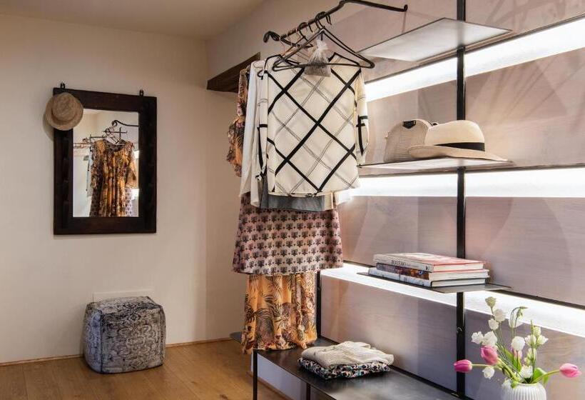 سوییت جونیور لوکس, La Moscadella