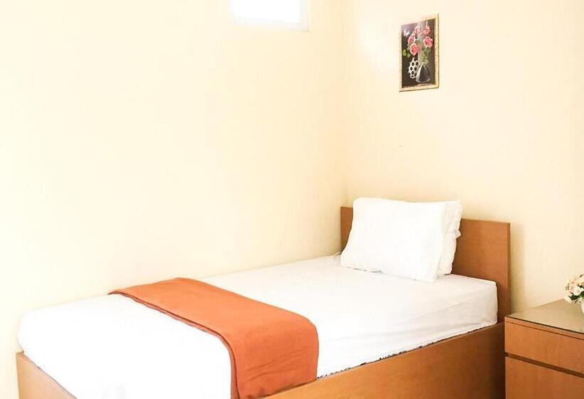 Номер Economy, Muzdalifa Syariah Near Alun Alun Gresik Mitra Reddoorz