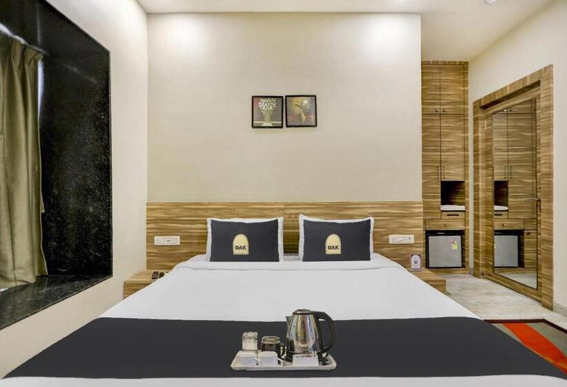 חדר קלאסי לשלושה, Super Townhouse Oak Shubhham Regency