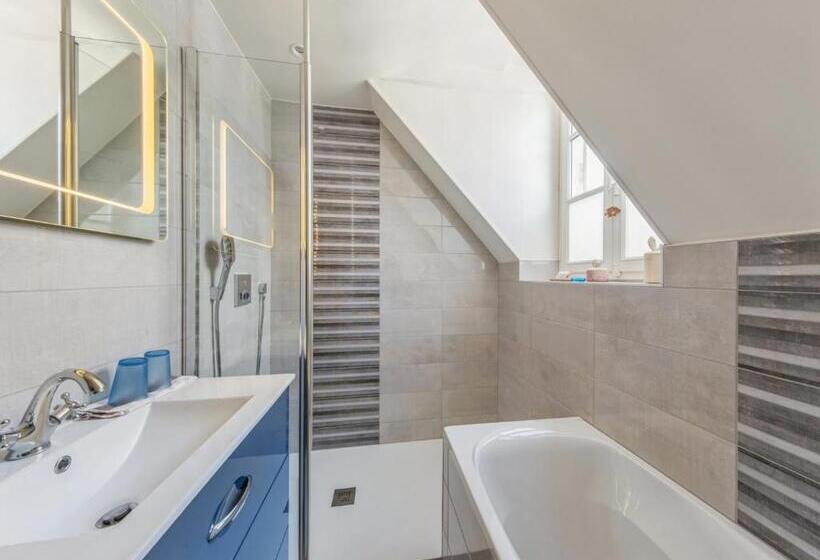 스탠다드 룸, Room In Guest Room   This 10th Century Home Sits In An Exceptional Setting In The Center Of Orleans