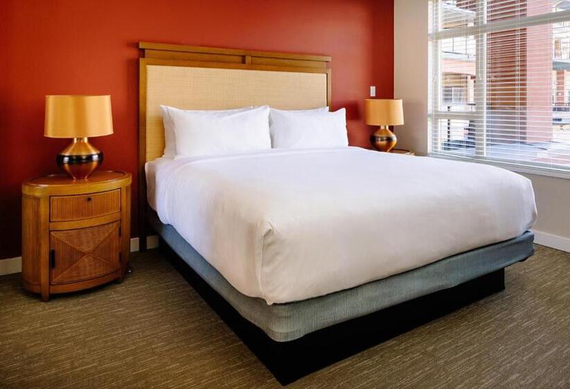 Suite with lake view, Watermark Beach Resort