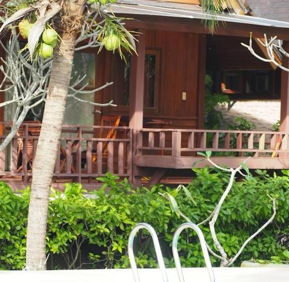 Deluxe Room View Sea with Balcony, Green Papaya Beach Resort, Koh Phangan