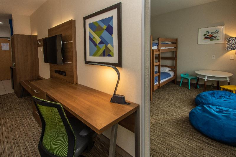 Люкс Кровать Кинг, Holiday Inn Express Hotel & Suites Roseville   Galleria Area, An Ihg