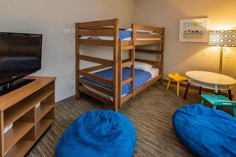 Люкс Кровать Кинг, Holiday Inn Express Hotel & Suites Roseville   Galleria Area, An Ihg