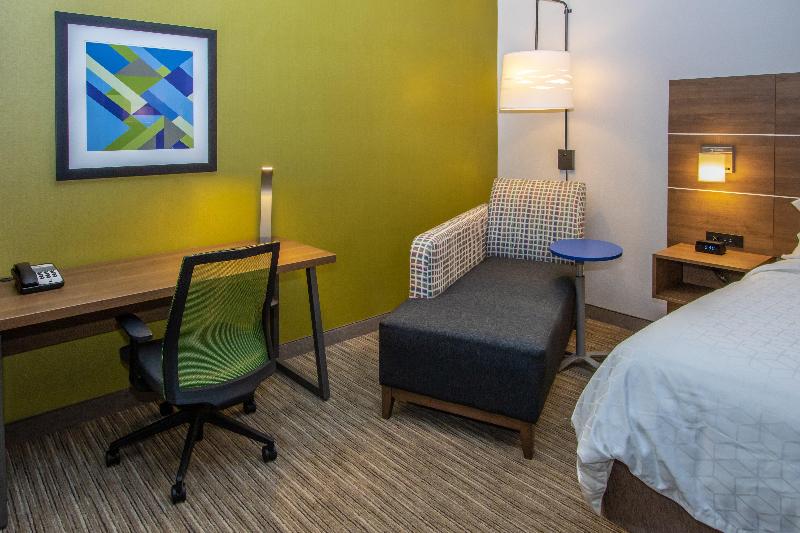Люкс Кровать Кинг, Holiday Inn Express Hotel & Suites Roseville   Galleria Area, An Ihg