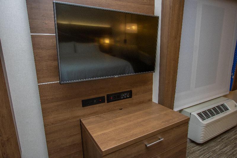 Люкс Кровать Кинг, Holiday Inn Express Hotel & Suites Roseville   Galleria Area, An Ihg