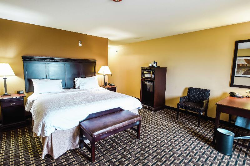 带大床的标准间, Hampton Inn And Suites Pine Bluff