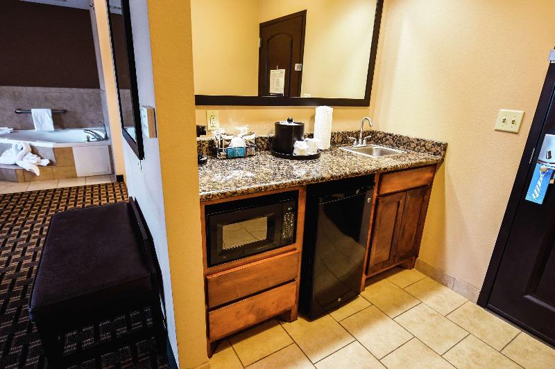 带大床的标准工作室, Hampton Inn And Suites Pine Bluff