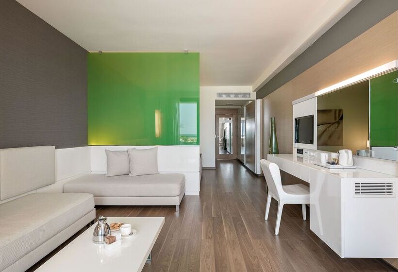 Семейный Номер, Avra Imperial