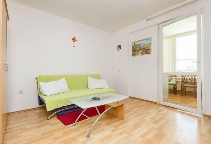 شقة غرفة واحدة, Villa Cezar