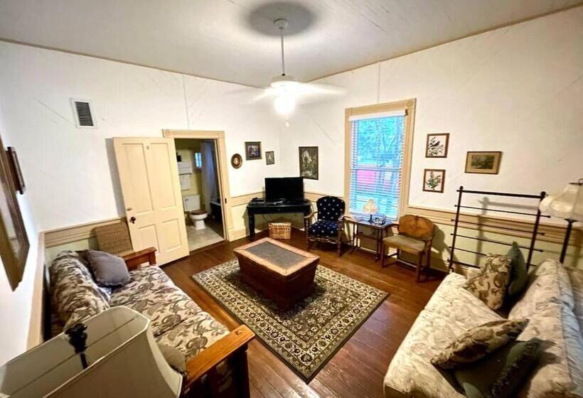 오두막, Grady House Bed And Breakfast