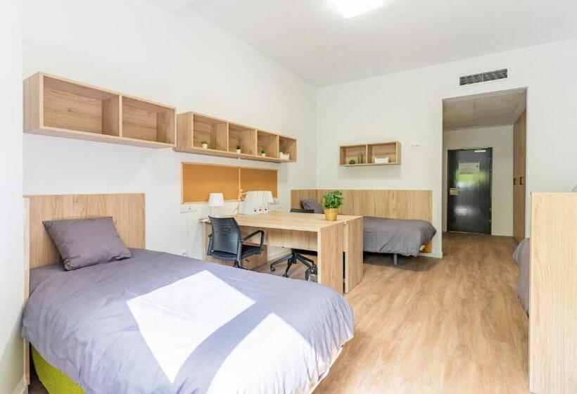 اتاق استاندارد سه نفره, Albergue Juvenil Colegio Mayor Galileo Galilei