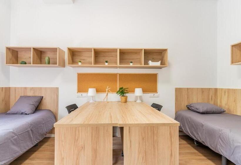 اتاق استاندارد سه نفره, Albergue Juvenil Colegio Mayor Galileo Galilei