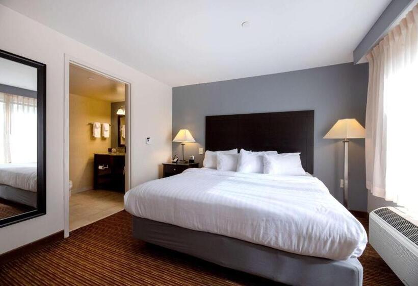 Люкс Deluxe Кровать Кинг, Wingate By Wyndham State Arena Raleigh/cary