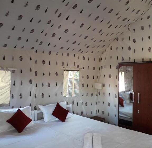 Трехместный Номер Стандарт с Балконом, Kaziranga Eco Camp
