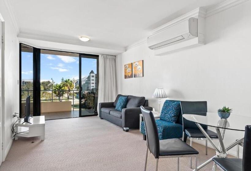 스탠다드 스튜디오, Dolphin Quay Apartments