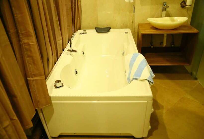 Королевский Люкс, Royal County Resorts