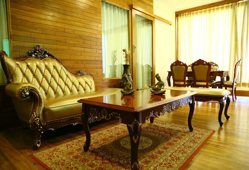 Королевский Люкс, Royal County Resorts