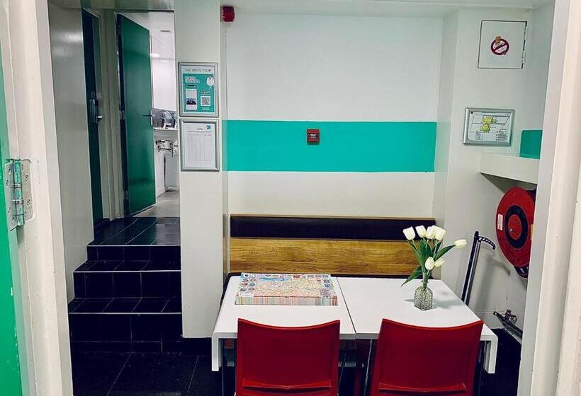 스탠다드 룸 공동 욕실, The White Tulip Hostel